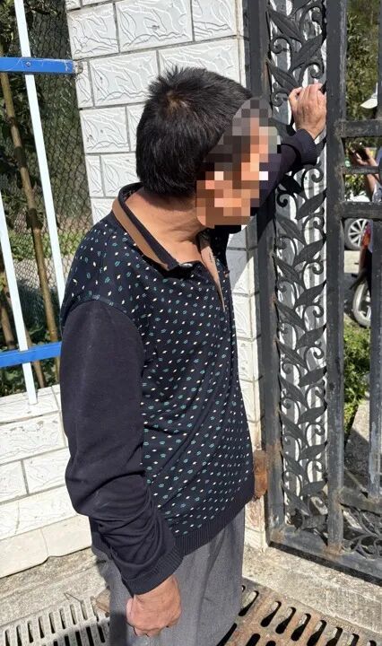 一位尚未找到家人,还在当地福利院居住的残障工人。 杨书源 摄