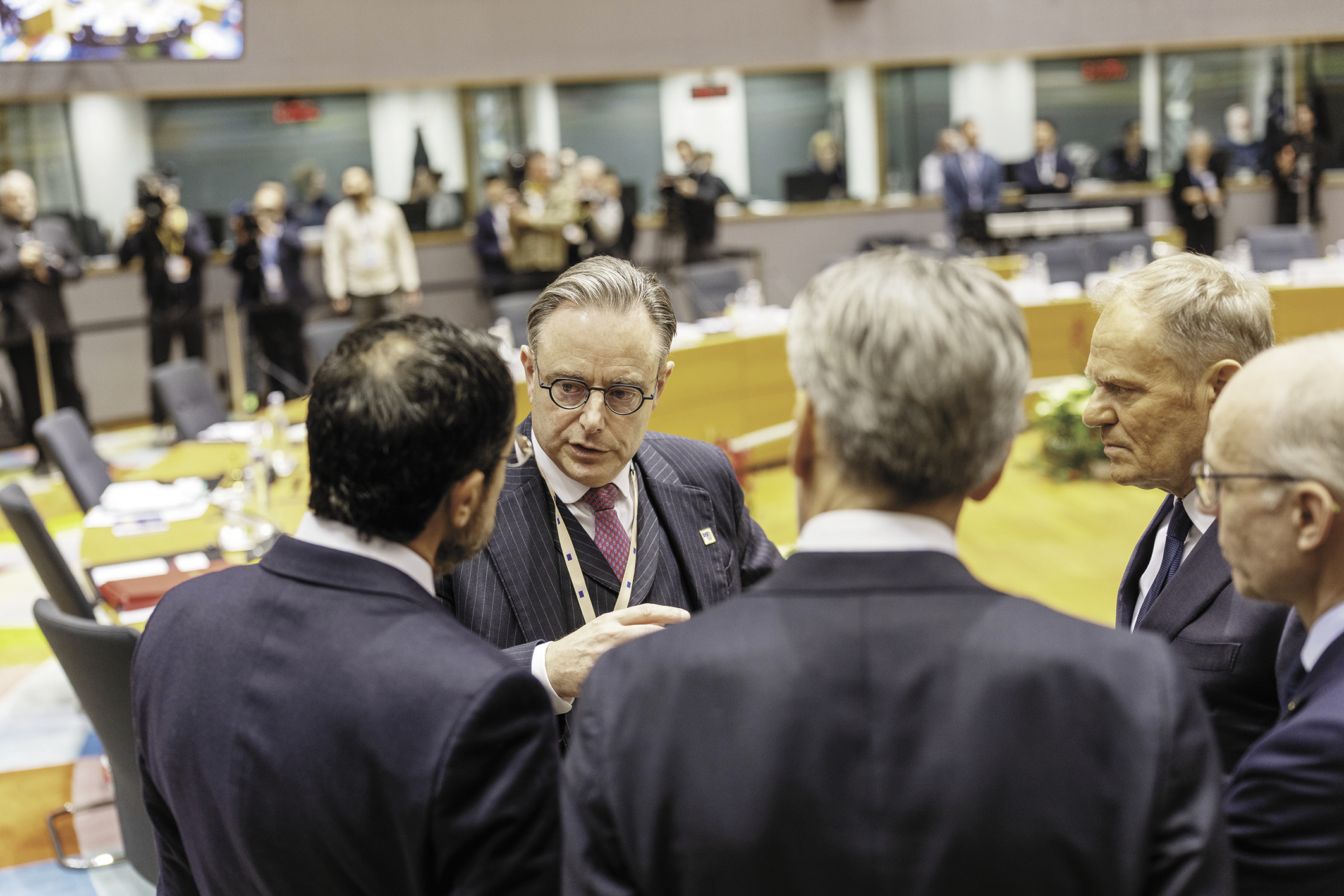 比利时首相德韦弗18日在欧盟峰会工作会议前与同事交谈。 （视觉中国）