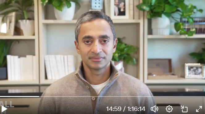 ·查马斯在其联合主持的播客节目《All In》中。(视频截图)