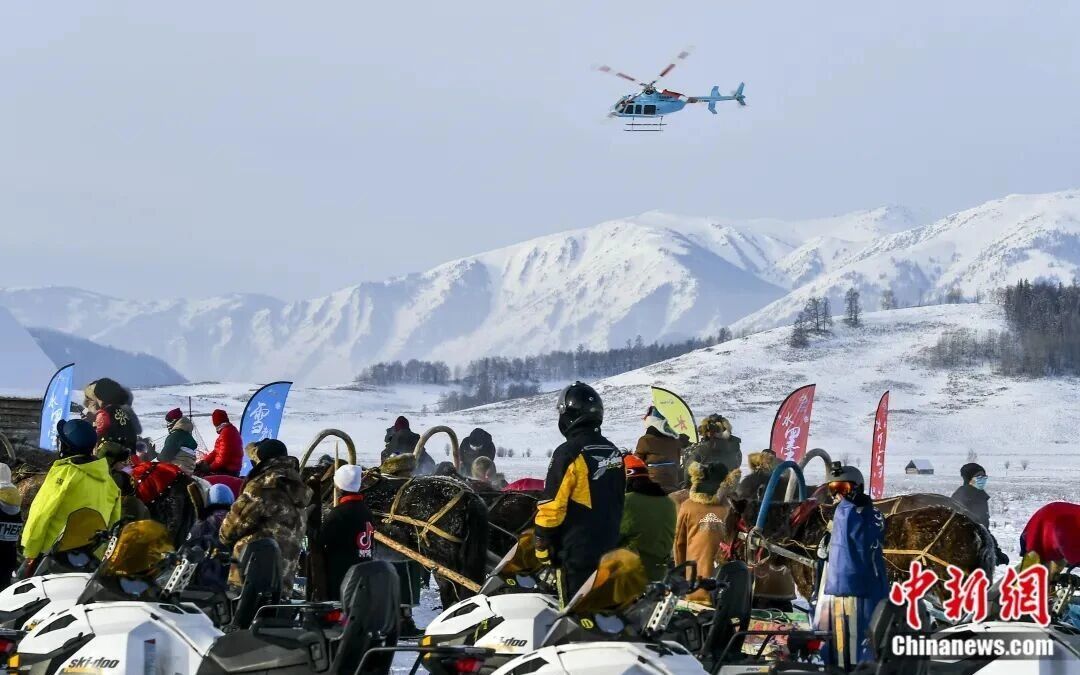 直升机为滑雪游客提供特种旅游服务。刘新 摄