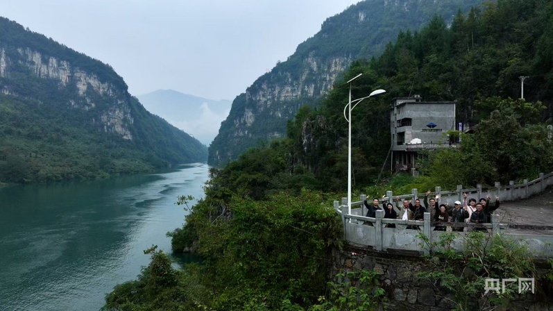 摄制组在乌江画廊彭水段观景台合影（央广网发 《沿着纬度听中国》纪录片摄制组供图）