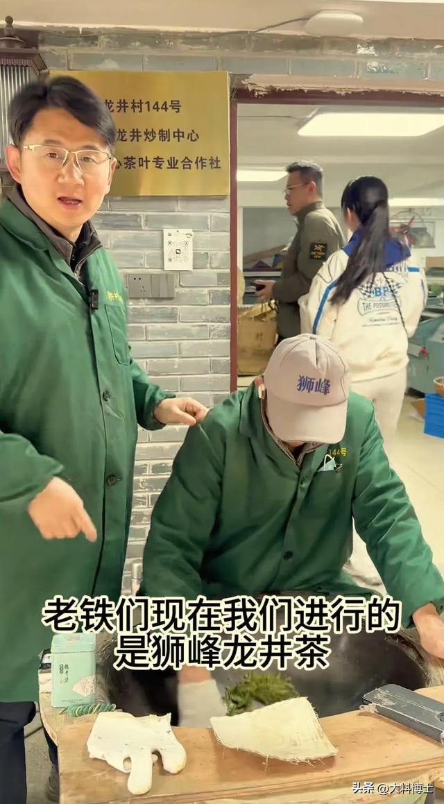 左边男士是万春雨