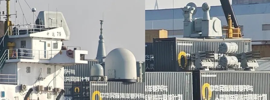 驾驶台前方架高集装箱上布置的雷达和其他天线(左),以及船艏部分架高集装箱上布置的近防武器、干扰弹发射器及气胀式救生筏(右)