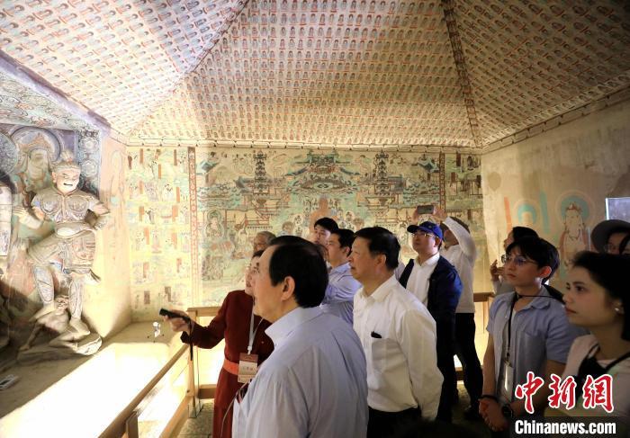 6月26日，中国国民党前主席马英九（左1）同中共中央台办、国务院台办主任宋涛（左2），参观敦煌莫高窟。尹赛楠　摄