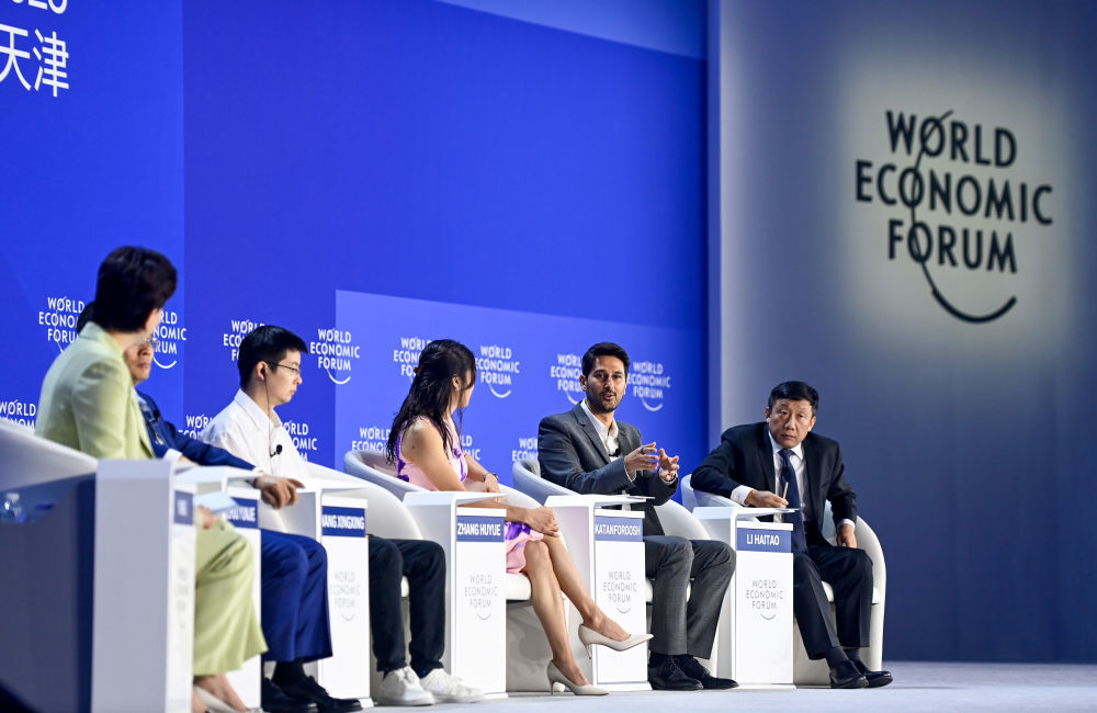 6月26日，在国家会展中心（天津），Workera创始人兼首席执行官卡坦福鲁什（右二）在分论坛发言。新华社记者 赵子硕 摄