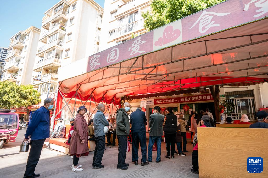 在昆明市幸福家园小区爱心食堂,来吃饭的老人排起长队(2024年3月6日摄)。