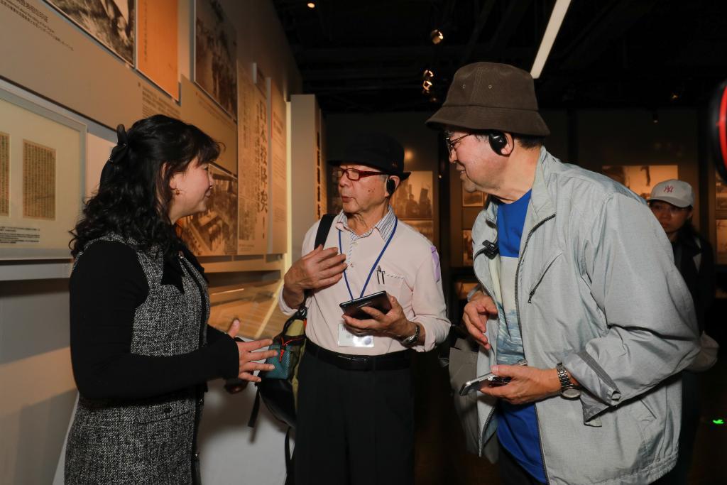 ↑2025年3月26日，夏淑琴的外孙女夏媛（左一）在侵华日军南京大屠杀遇难同胞纪念馆给日本“紫金草合唱团”成员讲解。新华社发