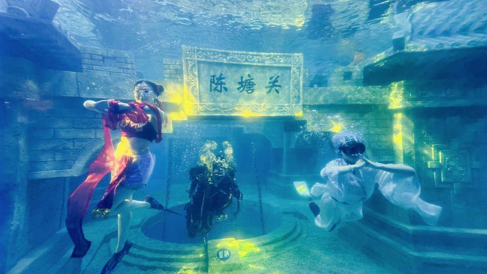 在海博潜水中心，演员在水下进行表演。新华社发