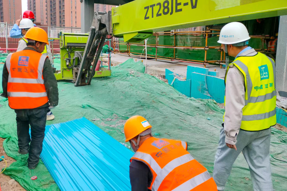 4月11日，北京市大兴区西红门镇托幼用地工程施工现场，项目人员拆除临时围挡。（中建二局安装公司供图）