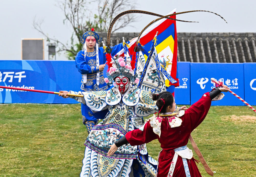 ↑8月8日,演员在成都世运会射准射箭复合弓混合团体决赛颁奖仪式前表演川剧。