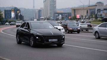 哈萨克斯坦阿拉木图街头行驶的中国产新能源汽车。