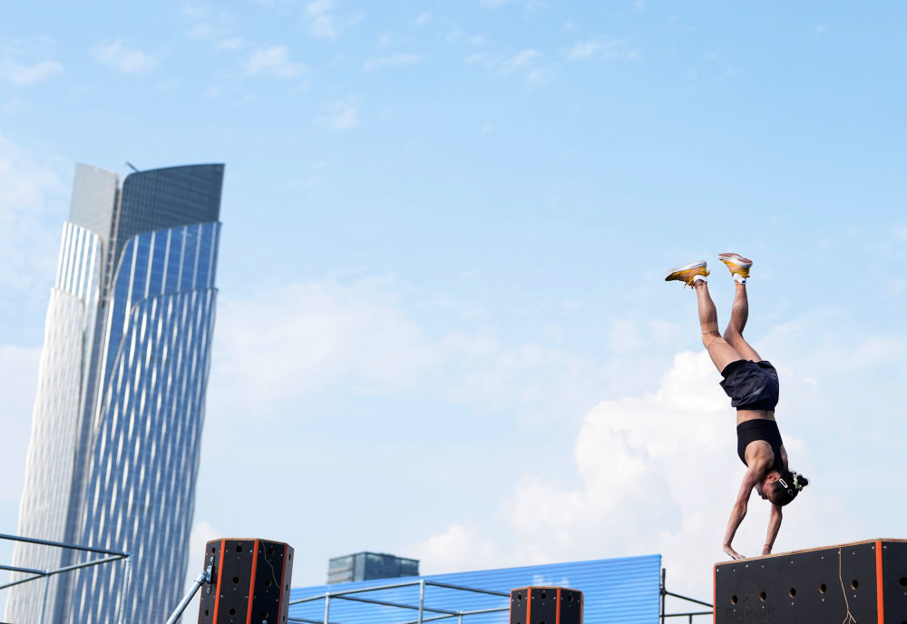 8月13日,中国选手商春松在2025年成都世运会跑酷女子自由式决赛中。跑酷起源于20世纪90年代的法国巴黎,于2006年进入中国。