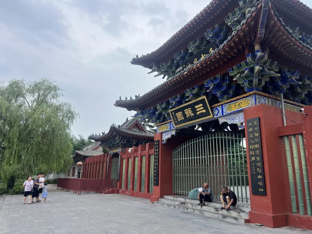 三苏园景区内的三苏坟，是苏轼、苏辙兄弟遗骨以及其父苏洵衣冠的埋葬地。摄影/本刊记者刘向南