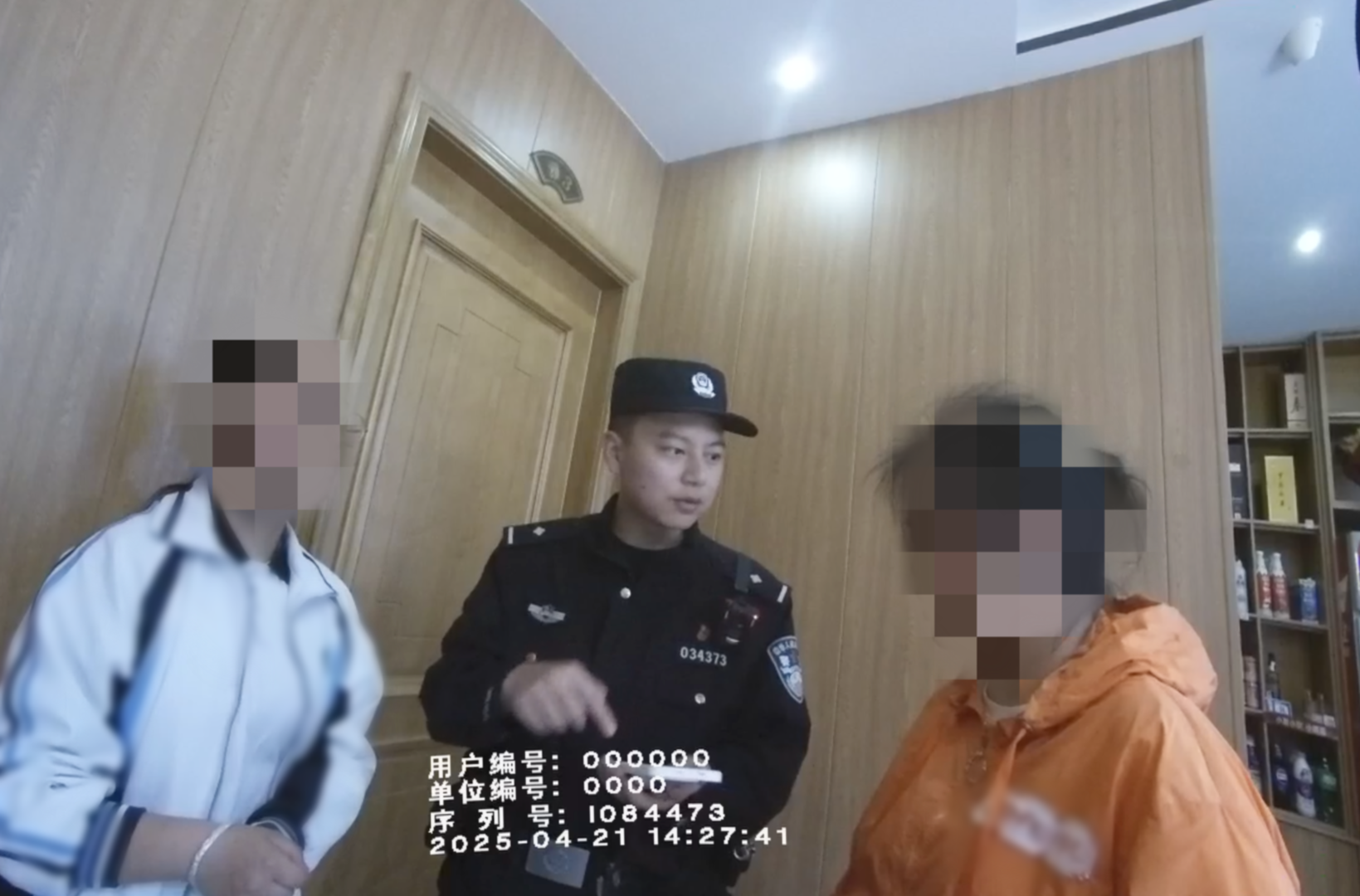 ▲民警及时赶到劝阻