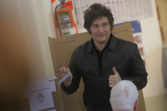 米莱在投票现场阿根廷《先驱报》