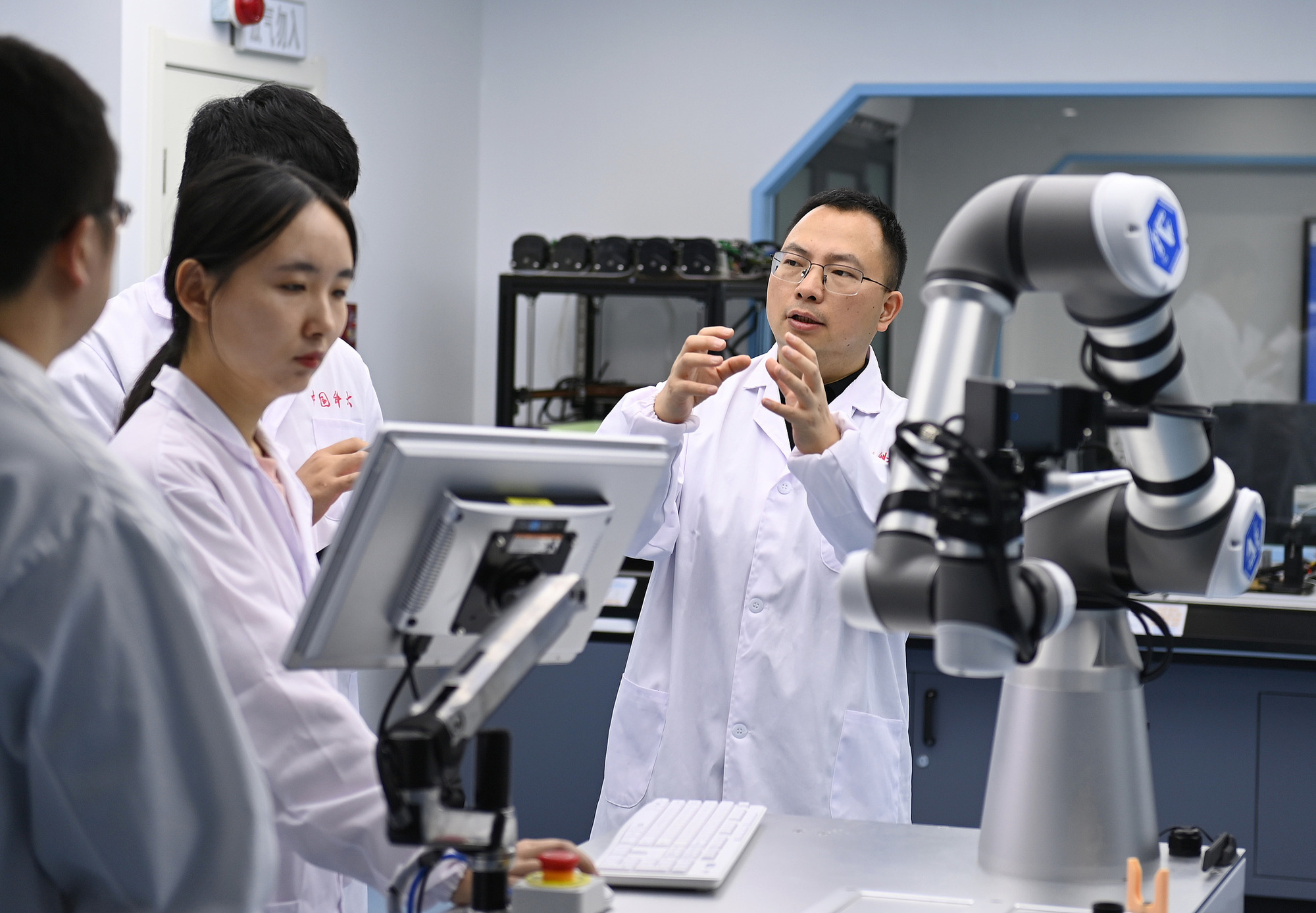 青年科研团队在探讨课题