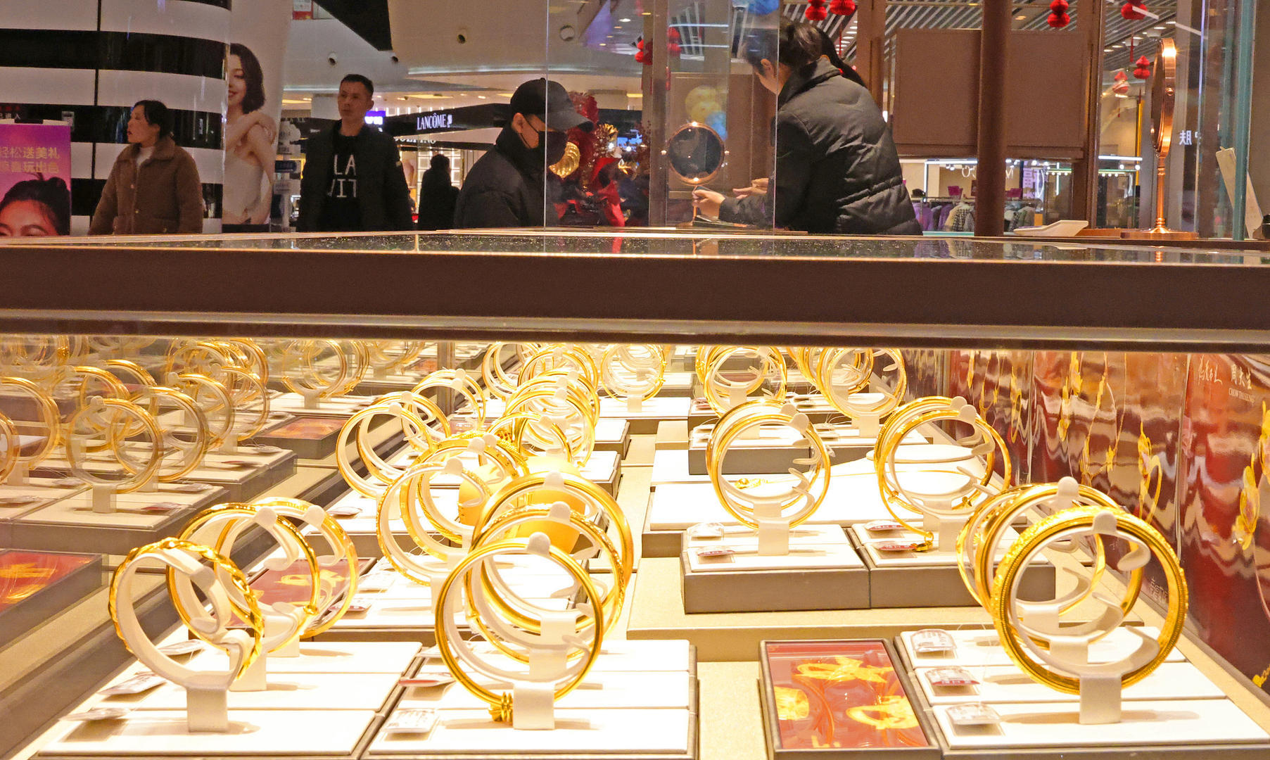 黄金市场火热，有人不到一年套现两万，回收商因金价波动不敢放过夜_凤凰网