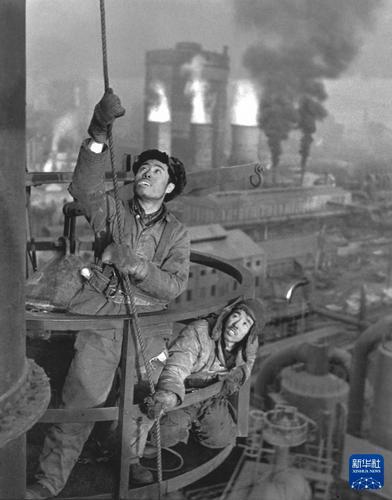 20世纪50年代初，鞍山钢铁公司工人在修建高炉。新华社发（蔡尚雄 摄）
