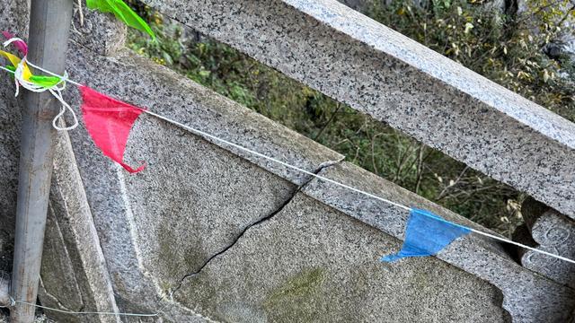 護欄斷裂的痕跡。圖/九派新聞 胡冰月