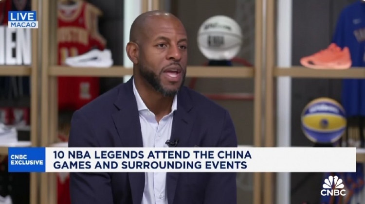 近日,来到NBA中国赛现场的伊戈达拉回应关于姚明的退休金问题。 视频截图