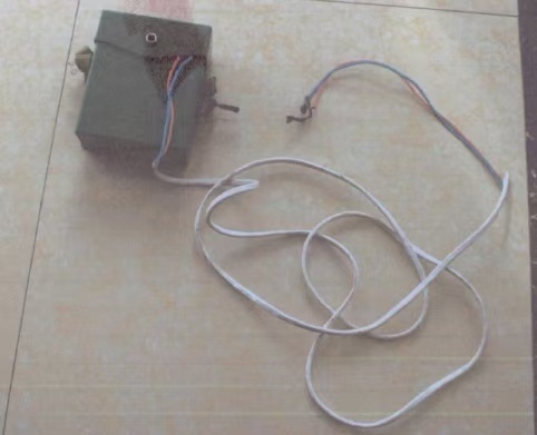 涉案工具之一的手摇电话机。