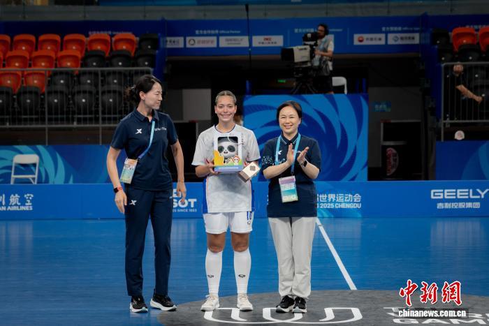 8月9日,亚历山德拉·卡尔邦在成都世运会赛场收到生日礼物。白桂祥 摄