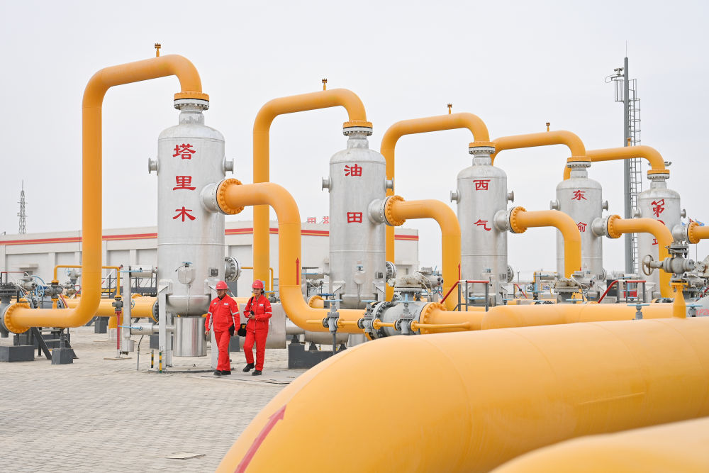 工作人员在新疆塔里木油田西气东输第一站巡检（2023年2月6日摄）。新华社记者 李响 摄
