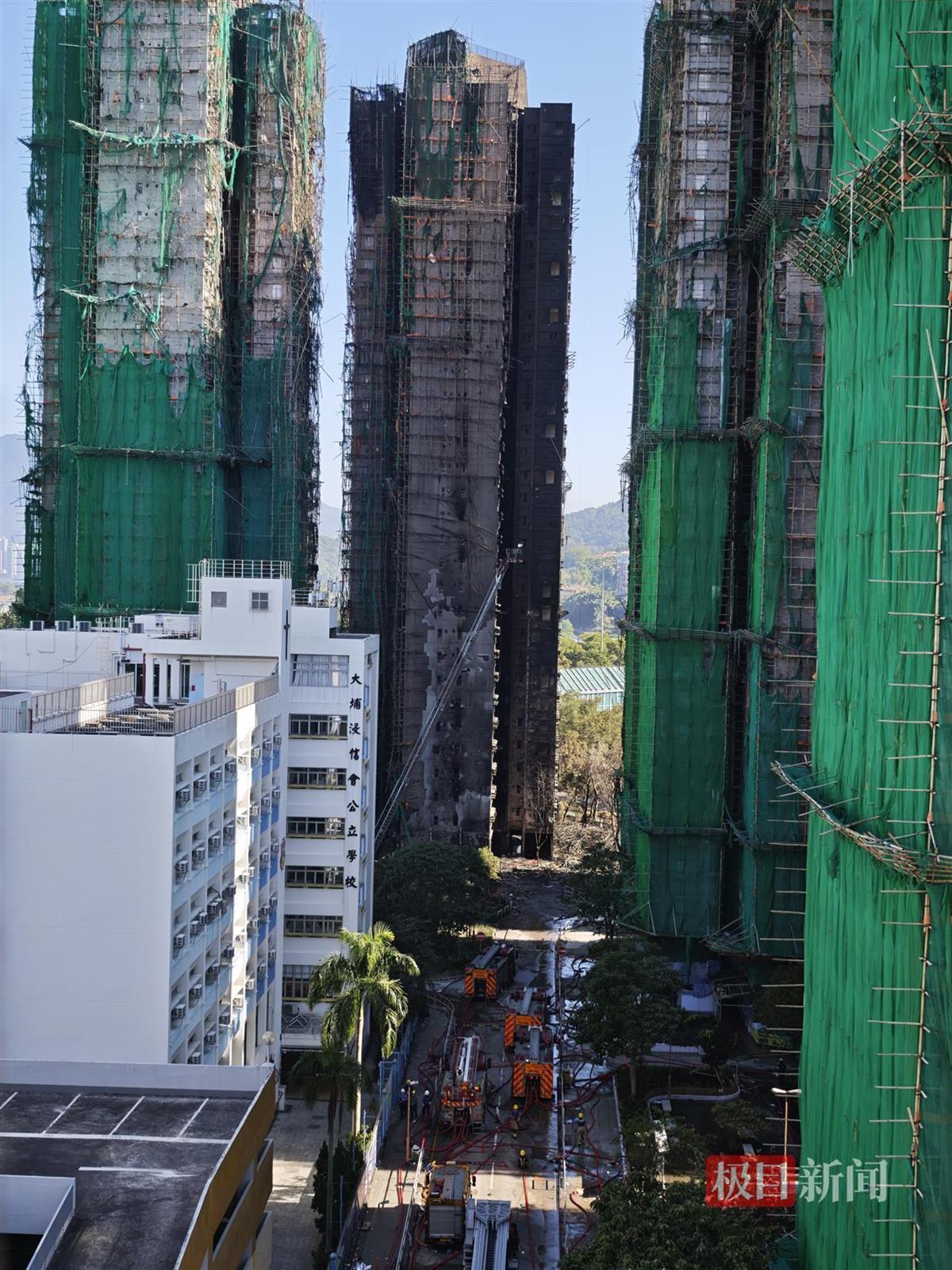 香港起火大楼楼体焦黑,棚网几乎被烧光