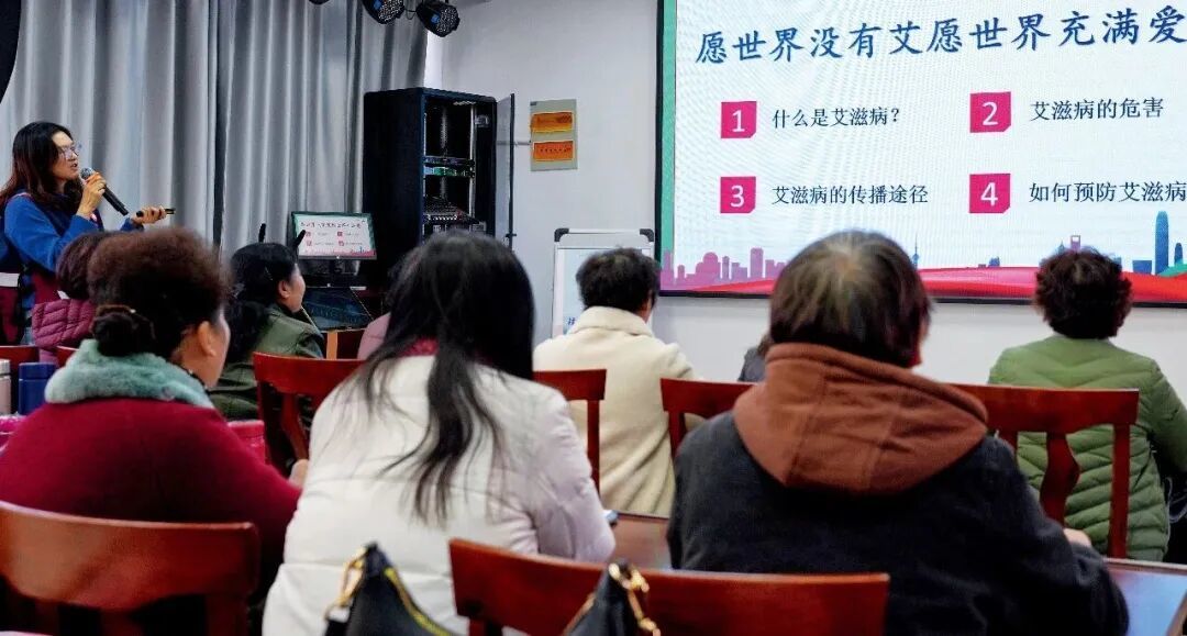 12月1日,江苏南通海安疾控中心工作人员为海安市老年大学学员讲解艾滋病预防相关知识。图/视觉中国
