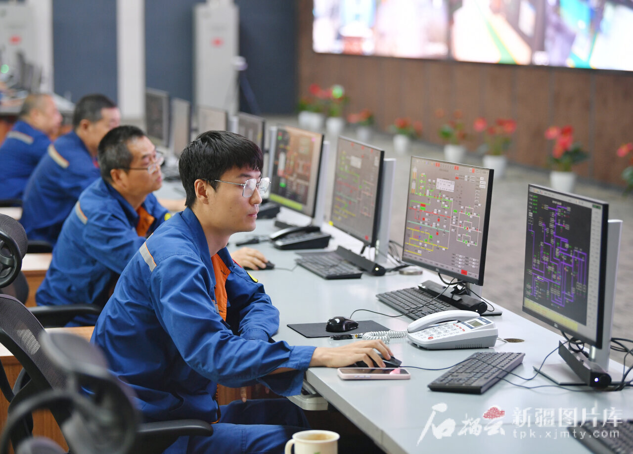 8月9日,工作人员在管控中心查看各类数据。