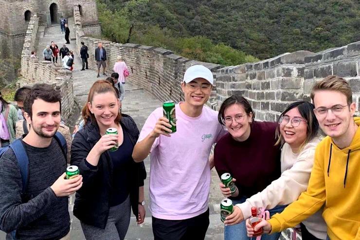 2019年，莫里斯（左二）和北京大学的同学同游长城。 《悉尼先驱晨报》