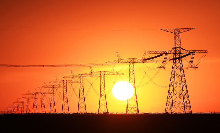 这是在新疆木垒哈萨克自治县大石头乡附近拍摄的昌吉—古泉±1100千伏特高压直流输电线路(2025年7月5日摄)。新华社发(张利民摄)