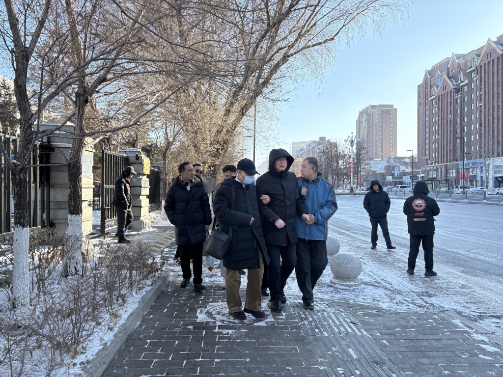 图说:刘雪峰在亲属搀扶下离开法院。本文图片均来源于 澎湃新闻记者 王健