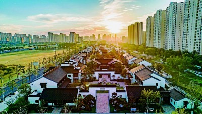 江苏省宿迁市苏宿工业园区苏州街,江南建筑与现代城景交融。资料图片