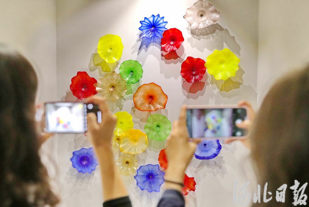 市民在秦皇岛市玻璃博物馆参观。河北日报资料片