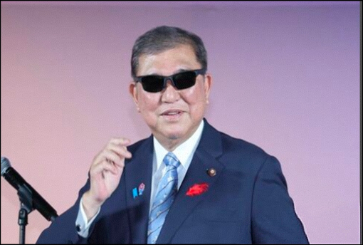 10月1日石破茂獲日本某機(jī)構(gòu)頒發(fā)的2025最佳戴眼鏡形象獎