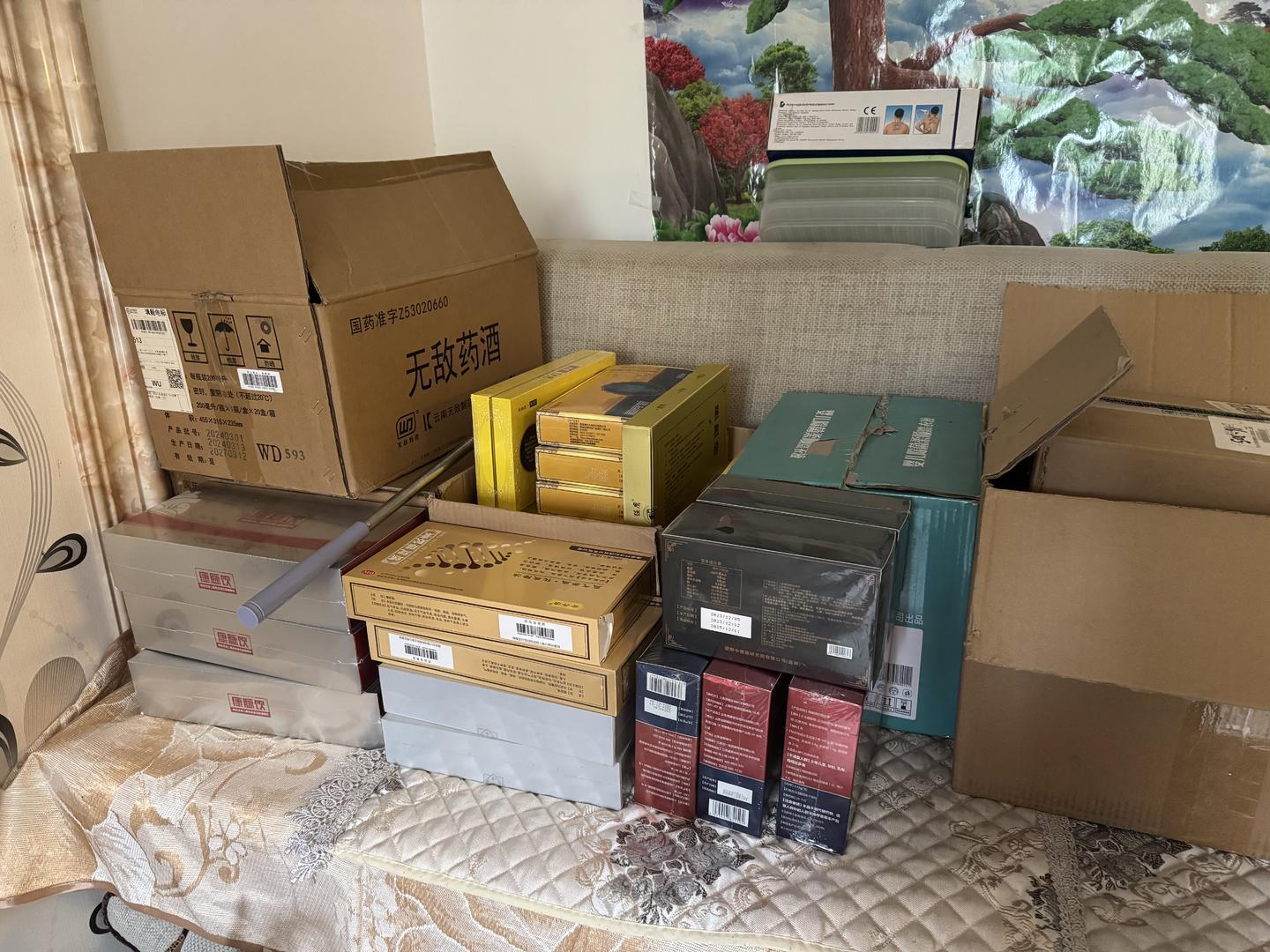 ▲邱阿姨家中堆满了各种保健品