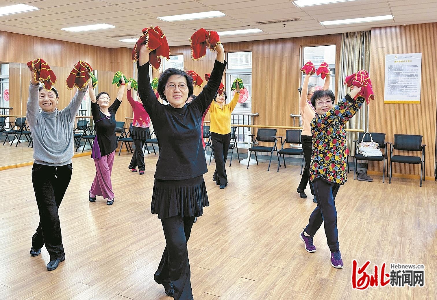 1月6日，三河市燕达金色年华健康养护中心舞蹈队在排练。本报记者赵永辉摄.jpg