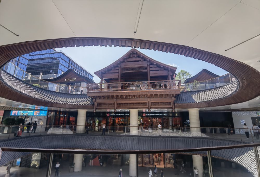 位于北京市西城区的中海大吉巷近期开业，成为热门打卡点。新华社记者吉宁 摄