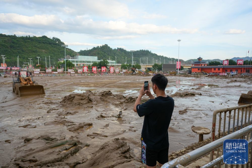 6月25日，林进标在贵州村超球场使用手机拍摄记录下了洪水退后的场景。