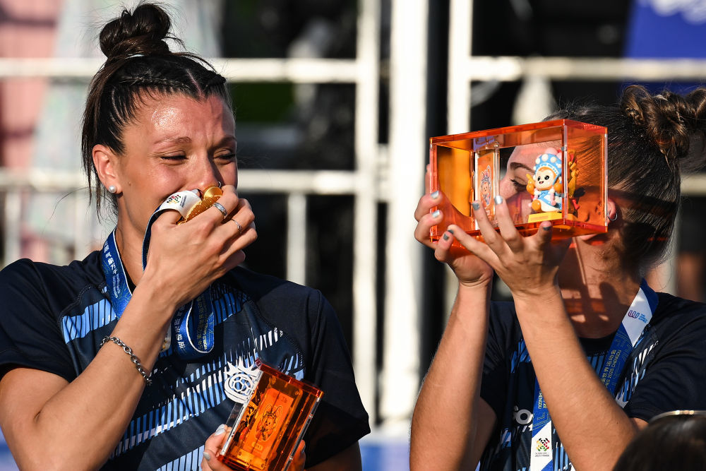 ↑8月12日,冠军阿根廷队球员在成都世运会女子沙滩手球颁奖仪式上落泪。