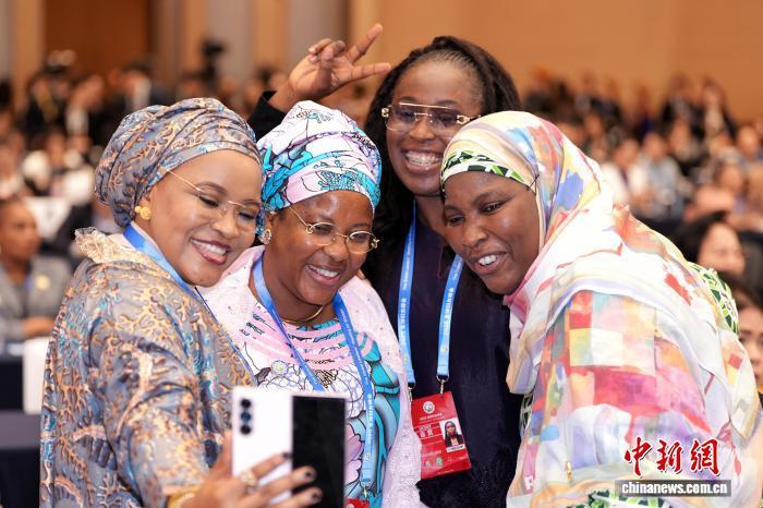 10月13日，全球妇女峰会全体会议在北京举行。图为与会代表在会前自拍留念。张祥毅 摄