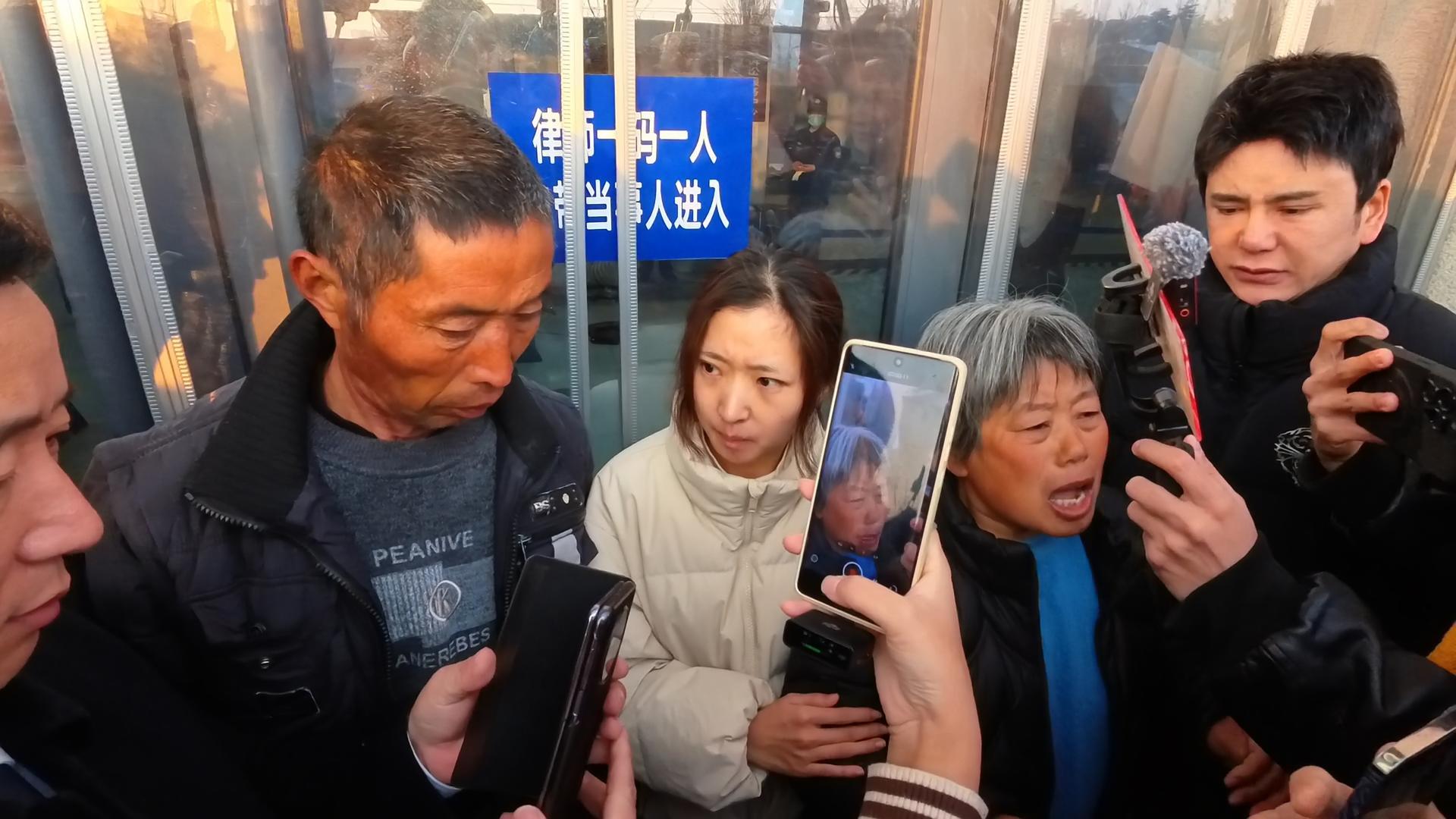 ▲12月5日开庭前,罗大美的家属接受采访