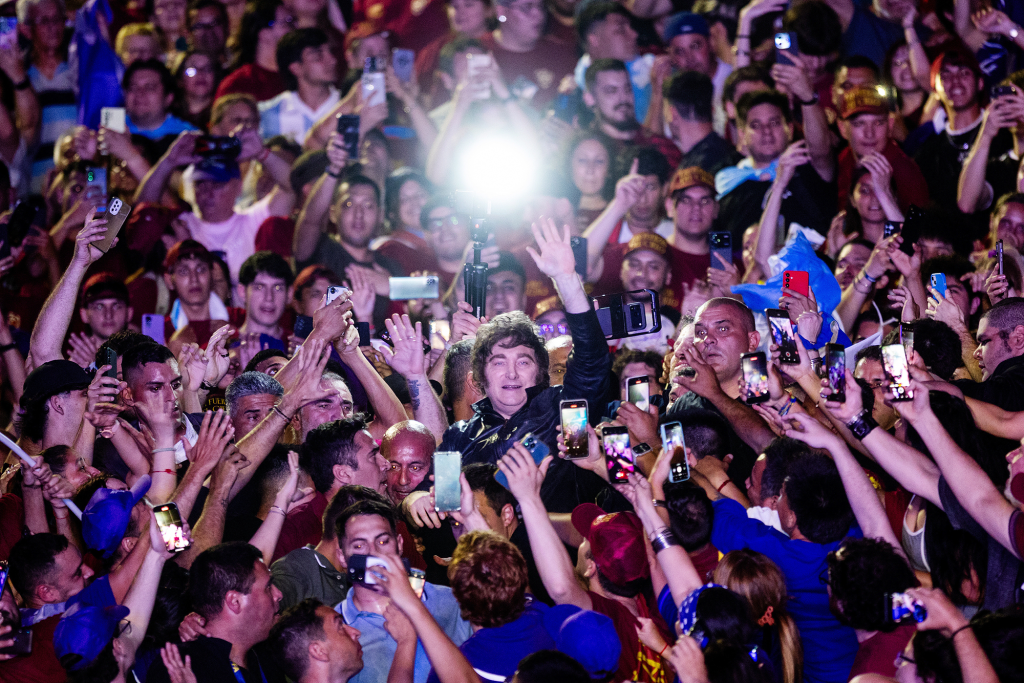 2025年10月23日,阿根廷罗萨里奥,阿根廷总统哈维尔·米莱在中期选举前的竞选集会闭幕式上向支持者致意。本文图片 视觉中国