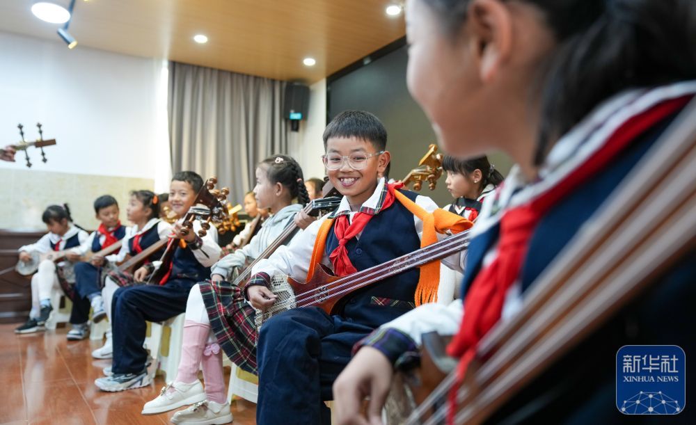 ↑ 9月11日，在拉萨市实验小学，孩子们在弹奏扎念琴。