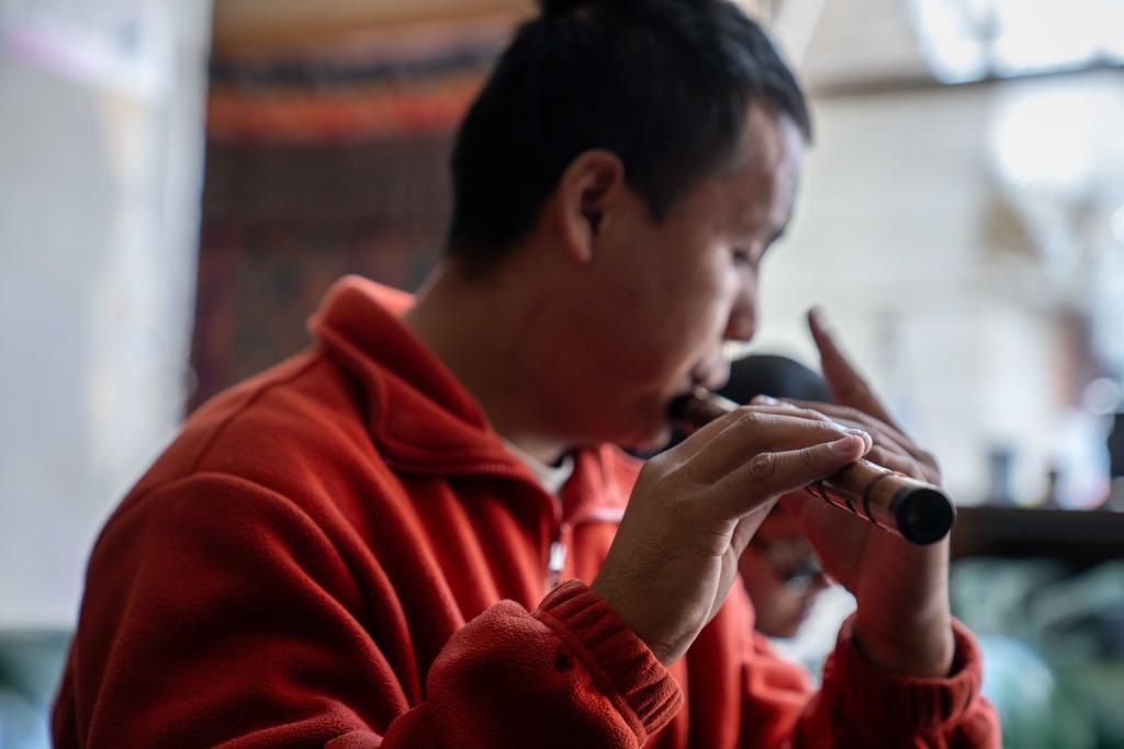 2025年10月10日，达瓦次仁在练习吹奏笛子。