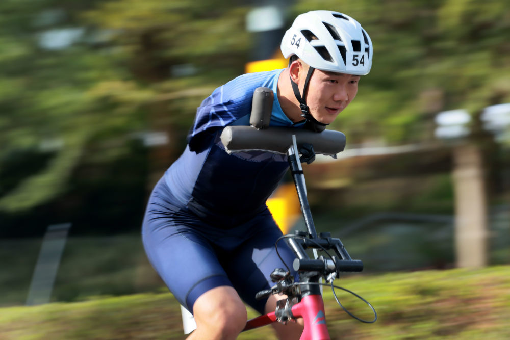 ↑11月27日，新疆队选手邓伟在男子PTS2级别自行车比赛中，最终他获得该级别铜牌。新华社发（刘春林摄）