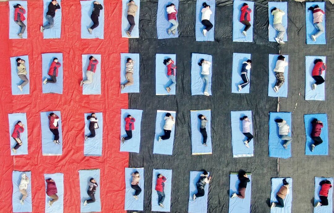 2024年3月21日世界睡眠日，河北石家庄市栾城区育才学校开展“健康睡眠 人人共享”主题教育活动。图/视觉中国