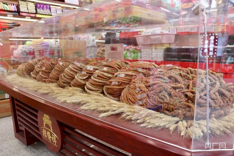 桂发祥的“麻花PLUS”是古文化街的“明星”（央广网记者 周思杨 摄）