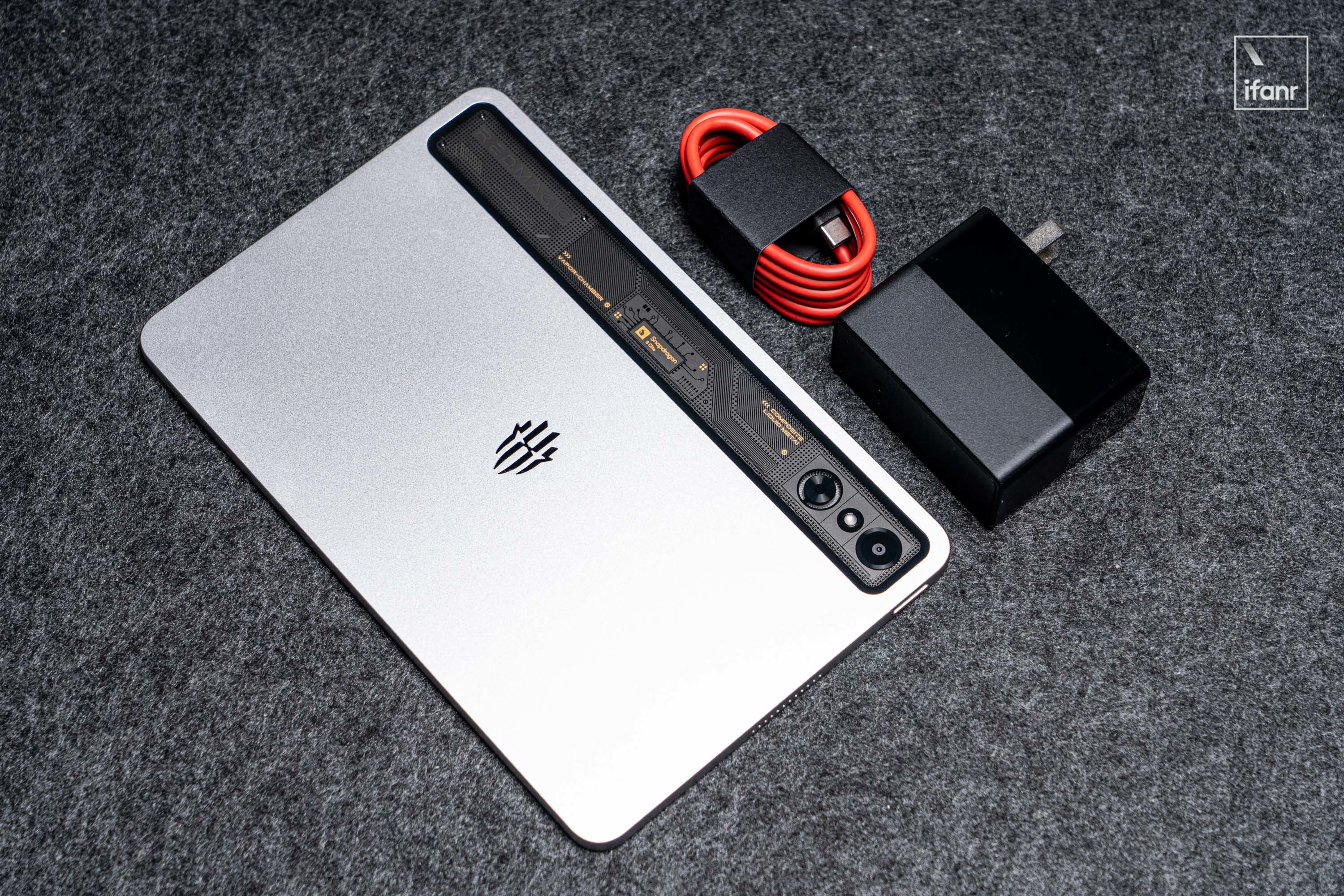 红魔电竞平板 3Pro:出门时是一手掌握的游戏平板,放在家里是全能游戏机